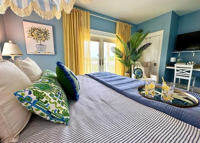 Yellow Family House With Heated Pool & Firepit! Holiday home *