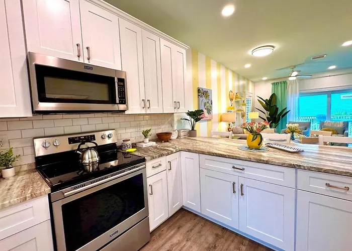 Yellow Family House With Heated Pool & Firepit!