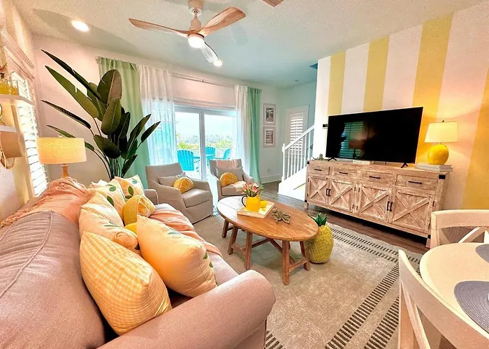 Yellow Family House With Heated Pool & Firepit! Holiday home