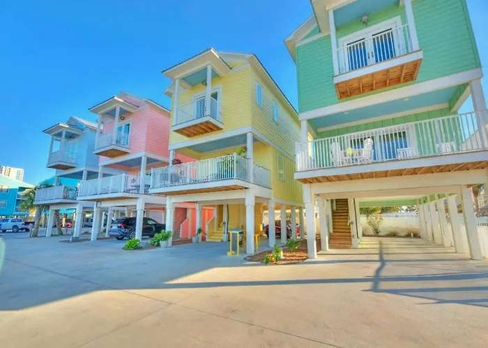 Yellow Family House With Heated Pool & Firepit! Holiday home Gulf Shores